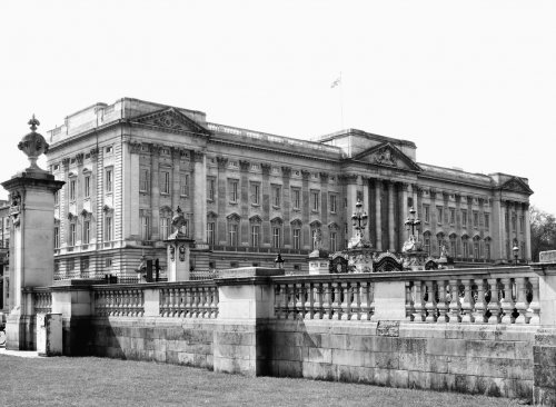 black and white photo of buckingham palace